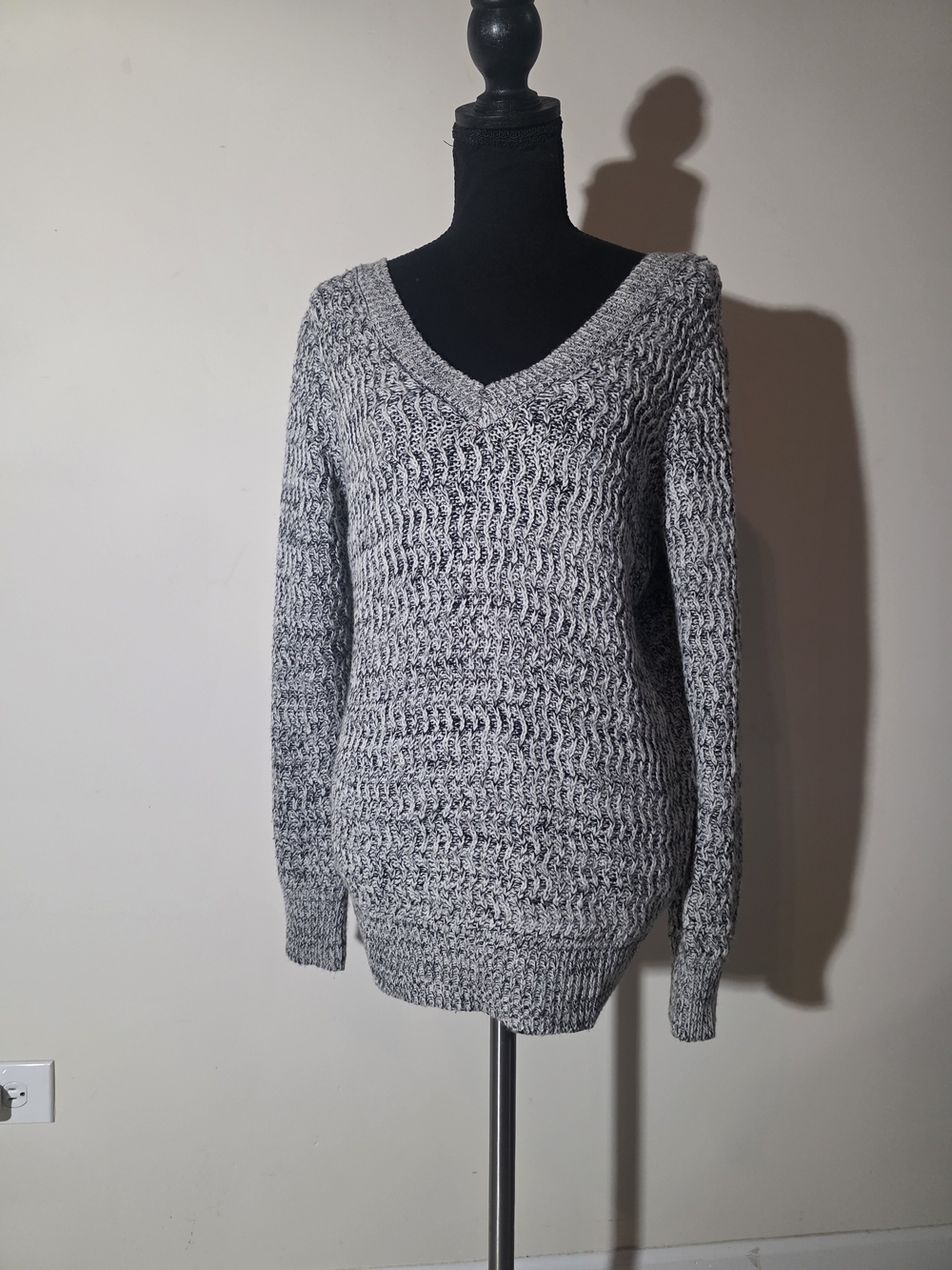 Love By Design Gray Marled V-Neck Knit Sweater (Size M)